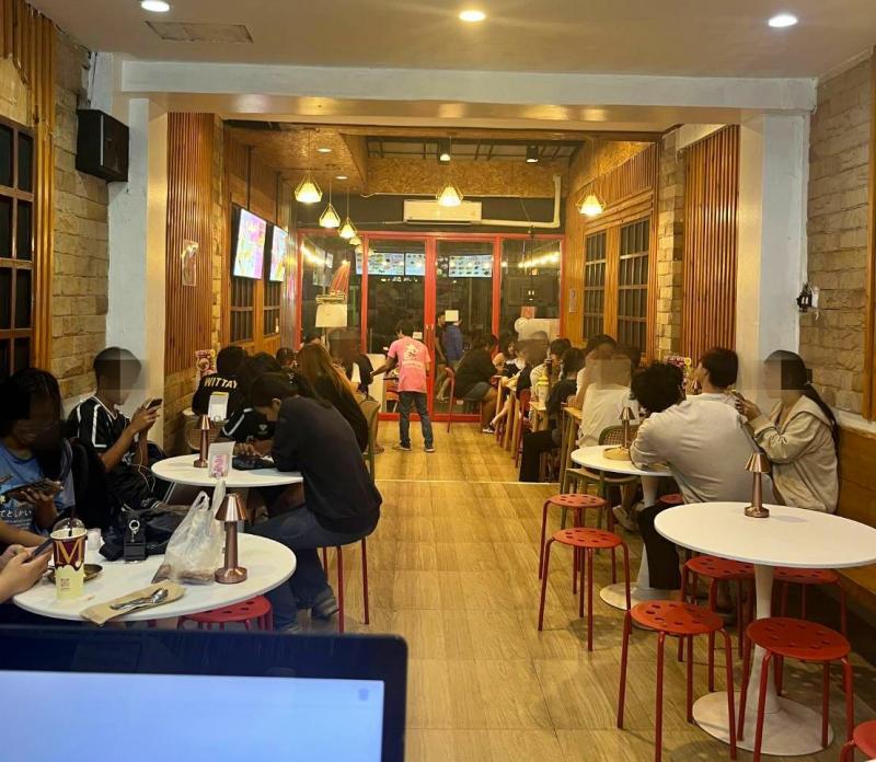 สนใจสอบถามโทร 064-139-1666โทร 098-543-9412ด่วน เซ้งกิจการ #ซอยรังสิตภิรมณ์ #รังสิต  ข้าง ม.กรุงเทพ - ทำเลทอง แหล่งของกิน คนเดินพลุกพล่านทั้งวัน   #เซ้งร้านพร้อมสูตร วิธีการทำครบทุกพร้อมอย่าง- เซ้งเพียง 360,000 บ #ให้เฟรนไชน์ - ถ้าเอาแต่ทำเลไม่เอาแบรนด์  333,000 บาท- ร้านยังเปิดบริการ ทุกวัน 14.30โมง ปิดตี1ครึ่ง  สิ่งที่ได้รับ- อุปกรณ์พร้อมวัตถุดิบครบ พร้อมขาย- มีฐานลูกค้าเดิม- มีพนักงานพร้อม