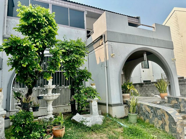 ขายบ้านเดี่ยว 2 ชั้น หมู่บ้านเมืองเอก โครงการ 1 ถนนเอกทักษิณ ซอยเอกทักษิณ 2 ตำบลหลักหก อำเภอเมืองปทุมธานี จังหวัดปทุมธานีรหัส TTR 2878 เนื้อที่ 200 ตารางวาหลังบ้านติดคลอง เชื่อมสนามกอล์ฟเมืองเอกพื้นที่ใช้สอยตัวบ้าน 300 ตารางเมตรต่อเติมอาคารชั้นเดียว 1 หลัง เป็นร้านอาหารต่อเติมส่วนของห้องครัวห้องแม่บ้าน พร้อมห้องน้ำส่วนตัวบ้านขนาด 3 ห้องนอน 4 ห้องน้ำห้องรับแขกห้อ