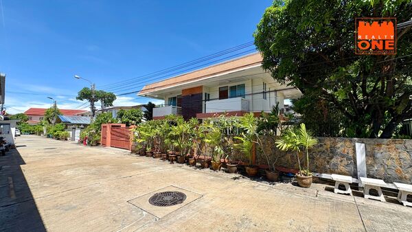 ขายบ้านเดี่ยว หมู่บ้านทิพวัล เทพารักษ์ ที่ดินผืนใหญ่ ตอบโจทย์ทุกไลฟ์สไตล์ ทั้งอยู่อาศัย และ Home Officeทำเลที่ตั้ง : หมู่บ้านทิพวัล 1 ซอย 29 ถนนเทพารักษ์ ตำบลบางเมืองใหม่ อำเภอเมืองสมุทรปราการ สมุทรปราการ 10270Google map : https://maps.app.goo.gl/AARxksNWtPwD6PDT6รายละเอียด : M12922- ที่ดิน 99 ตารางวา- พื้นที่ใช้สอย 240 ตารางเมตร- 3 ห้องนอน / 3 ห้องน้ำ / จอดรถในบ้านได้สบายๆ 3 คัน- หน้าบ้านทิศเหนือ (ลมดี ไม่ร้อนแดดบ่าย)- 