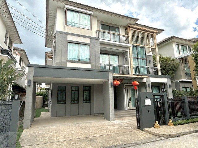 ขายบ้านเดี่ยว 3 ชั้น 4 ห้องนอน เดอะ แพลนท์ เอลิท พัฒนาการ 38 The Plant Elite Pattanakarn ใกล้ทางด่วน ใกล้เอกมัย ทองหล่อ *** ราคาขาย 17.8 ล้านบาท *** ราคาเช่า 120,000 บาท / เดือน  ติดต่อ:: ชยา โทร/ID Line:: 0942823961   Link Line:: https://line.me/ti/p/3xFA1An8Kcรหัส# T26-685 บ้านเดี่ยว 3 ชั้น เดอะ แพลนท์ เอลิท พัฒนาการ 38 The Plant Elite Pattanakarn• ขนาดที่ดิน 55 ตารางวา• พื้นที่ใช้สอย 248 ตารางเมตร• 4 ห้องนอน • 5 ห้องน้ำ• 1 ห้องแม่บ้าน 1 ห้องน้ำแม่บ้าน• 2 ที่จอดรถ • เฟอร์นิเ�