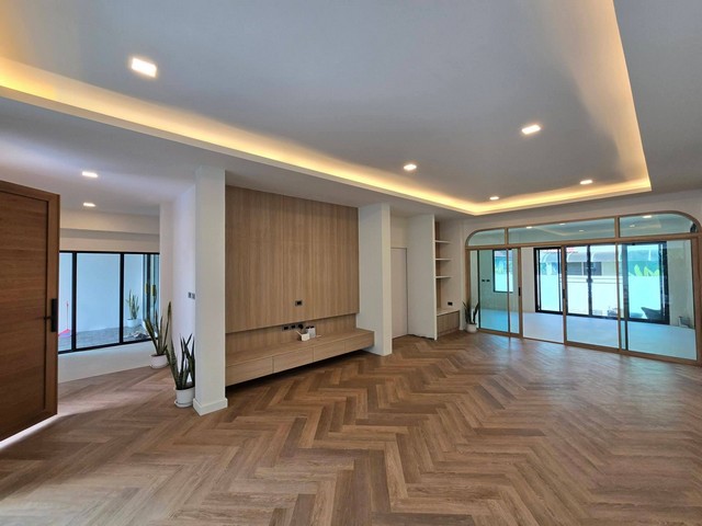 PP497 ขายบ้านเดี่ยว 2 ชั้น หมู่บ้าน เมืองเอก 3 ใกล้ ม.รังสิต เมืองปทุมธานี บ้านสวยราคา 14,900,000 บาท ค่าโอนค่าภาษี 50/50ติดต่อ คุณช่อผกา โทร 0616198565 LINE 0616198565สำรอง LINE 0812523279 ส่งลิ้งก์ไว้ได้เลย-ขายบ้านเดี่ยว หมู่บ้าน เมืองเอก 3 ใกล้ ม.รังสิต เมืองปทุมธานี-ที่ดินใหญ่ 179 ตร.ว.-พื้นที่ใช้สอยกว่า 400 ตร.ม.-4 ห้องนอน 5 ห้องน้ำ-ห้องรับแขกใหญ่ โปร่ง โล่ง-ครัวฝรั่ง + ครัวไทย-ห้องแม่บ้าน + ห้องน้ำ-จอดรถได้ 8�