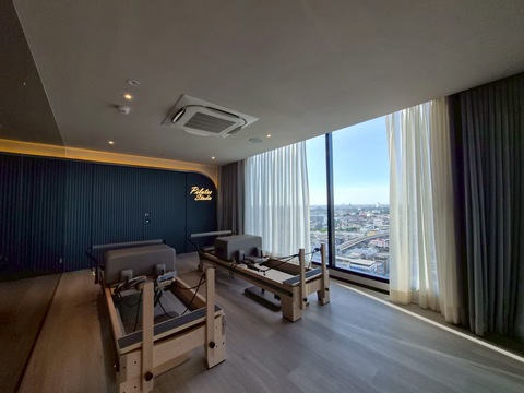 Sub1516 ขายดาวน์ Condo SO Origin Siriraj  ห้อง Duo Space เจ้าของขายเอง ห้อง Duo Space / คอนโด 2 ชั้น ใกล้ศิริราช เจ้าของขายเอง คุยตรง ต่อรองได้ค่ะ โครงการ: SO Origin Siriraj ห้อง: 1018 ประเภทห้อง: Duo Space / ห้องเพดานสูง 2 ชั้น พื้นที่ตามสัญญา: 30.72 ตร.ม. เฉพาะชั้นล่าง ชั้น: 10 ค่าส่วนกลาง: 70 บาท/ตร.ม.ประมาณ 2,150 บาท/เดือน จากพื้นที่ 30.72 ตร.ม.━━━━━━━━━━━━━━━━━━ รายละเอียดราคา ราคาเต็มหน้าสัญญา: 4,851,032 บาท เงินดาวน์ที่ชำระแล้ว: 325,900 บาท ส่
