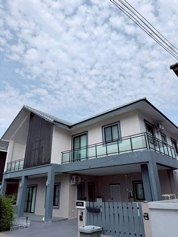 ให้เช่า 35,000 บาท/เดือน บ้านสวย #Fully Furnished บรรยากาศดี ฟังก์ชันครบ รองรับทุกไลฟ์สไตล์ ทำเลดี พร้อมเข้าอยู่ทันที เดินทางสะดวก ใกล้แหล่งอำนวยความสะดวกครบครันรายละเอียดบ้านพื้นที่ใช้สอย 270 ตร.ว.4 ห้องนอน 3 ห้องน้ำห้องรับแขกขนาดใหญ่ห้องรับประทานอาหารห้องครัวครบฟังก์ชันเฟอร์นิเจอร์และเครื่องใช้ไฟฟ้าครบ พร้อมเข้าอยู่Fully Furnishedแอร์ 5 เครื่อง (ครบทุกห้องนอน + ห้องนั่งเล่น)ท�