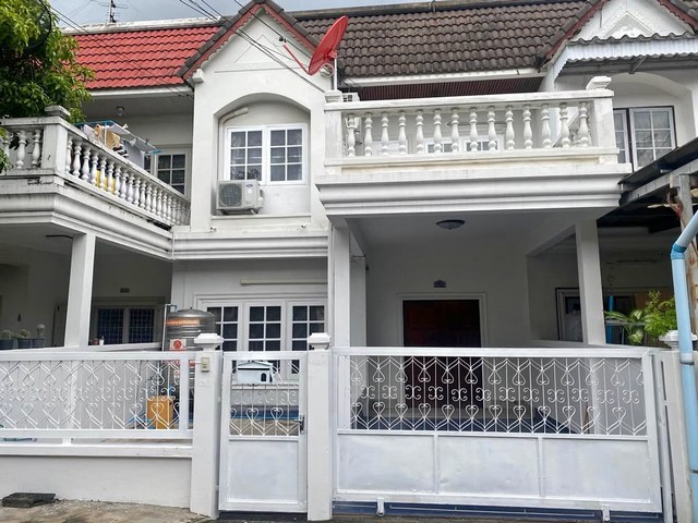RTJ2267ให้เช่าทาวโฮม2ชั้นย่าน พระโขนง สุขุมวิท 101/1  ใกล้ รถไฟฟ้า BTS ปุณณวิถีและ ใกล้ทางด่วนสุขุมวิท 62เนื้อที่ 30ตรว. หน้าบ้านกว้าง 6 เมตร  4 ห้องนอน 2 ห้องน้ำสนใจติดต่อคุณเจี๊ยบ 092-851-6969Line keti2522ราคาค่าเช่า 19,000 บาท/เดือน แขวงบางจาก เขตพระโขนง กรุงเทพมหานคร 10260ให้เช่าทาวน์เฮาส์ ทำเลดี เดินทางสะดวก สุขุมวิท 101/1 (Townhouse for rent) ใกล้ BTS ตลาดสด โรงเรียน ห้างสรรพสินค้า-4 ห้องนอนพร้อมม่านทุกห้อง-2 ห�