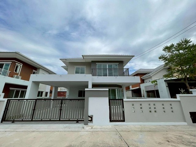 春武里府班汶區房屋出租。大型兩層獨立式住宅。บ้านว่างให้เช่า #บ้านบึงชลบุรี บ้านเดี่ยวสองชั้น หลังใหญ่????️มีทั้งหมด 4 หลัง:????1. บ้านเดี่ยว 2ชั้น แบบบ้านธนภัทร- 3ห้องนอน 3ห้องน้ำ - 1ห้องครัว 2ที่จอดรถ????ราคา40,000.-/เดือน????????2. บ้านเดี่ยว 2ชั้น แบบบ้านธนบดี - 4ห้องนอน 3ห้องน้ำ 1 ห้องครัว 2ที่จอดรถ????ราคา 50,000.-/ด.????????3. บ้านเดี่ยว 2ชั้น แบบบ้านธนาธิบ- 4ห้องนอน 4ห้องน้ำ - 1 ห้องครัว 2ที่จอดรถ????ราคา 55,000.-/ด.????????4. บ้านเดี่ย�