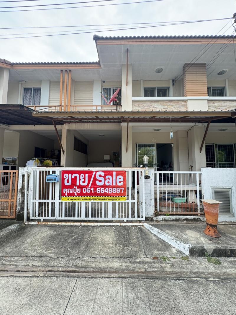 ขายทาวน์เฮ้าส์หมู่บ้านกานดาบ้านริมคลอง3 พันท้ายนรสิงห์ขายบ้านทาวน์เฮ้าส์พระราม2ต.พันท้ายนรสิงห์ อ.เมือง จ.สมุทรสาครรายละเอียด- 22.6 ตารางวา- 2 ชั้น 4 นอน 2 น้ำ- จอดรถได้ 1 คัน- ซอยตัน ร่มเย็น ไม่พลุกพล่านสถานที่ใกล้เคียง- วัดบ้านไร่ (2.4 km)- บุญถาวร พระราม2 (4.2 km)- ตลาดลีลา (4.7 km)- ตลาดมหาชัยเมืองใหม่ (5.6 km)- นิคมอุตสาหกรรมสินสาคร (6 km)- โรงเรียนอัสสัมชัญพระราม 2 (5.1 km)- โรงเรียนนานาชาตินอ�