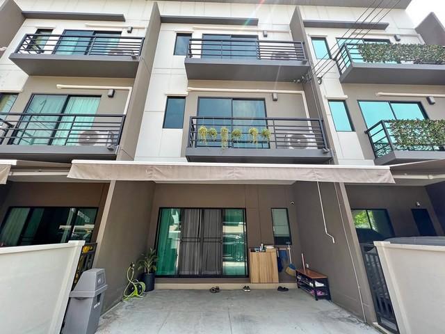 ให้เช่าทาวน์โฮม 3 ชั้น โครงการบ้านกลางเมือง พหลฯ-รามอินทรา ตกแต่งพร้อมอยู่ เหมาะพักอาศัยราคาขาย 5,990,000 บาทราคาเช่า 33,000 บาท / เดือน ( พร้อมอินเตอร์เน็ต และแม่บ้านเดือนละ 2 ครั้ง )ที่ตั้ง ถนนเทพรักษ์ แขวงท่าแร้ง เขตบางเขน กรุงเทพมหานครติดต่อ : คุณภัสพงณ์ 0634098164Line : deedee23https://www.facebook.com/profile.php?id=61581484955548เนื้อที่ 19 ตารางวา พื้นที่ใช้สอย 160 ตารางเมตร จำนวน 3 ชั้น 3 ห้องนอน 3 ห้องน้ำ จอดรถ 2 คันหน้�