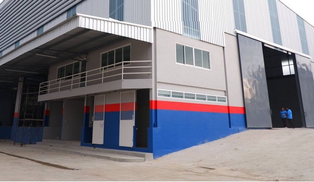 ให้เช่าโกดังขนาด 1500-1600 ตารางเมตร  ถนน บางนา - ตราด ( ซอย วัดศรีวารีน้อย )โกดัง, ซอย วัดศรีวารีน้อย ที่ตั้ง ถ. วัดศรีวรีน้อย ตำบลบางโฉลง อำเภอบางพลี สมุทรปราการ 10540 ประเทศไทยขนาดพื้นที่ 1,500 - 1,600 ตรม.โกดังสูงโปร่ง รถใหญ่เข้าใด้ขนส่งสะดวก กว้างขวางเก็บสินค้าเก็บของได้เยอะราคาเช่า 150/ ตารางเมตรWarehouse, Soi Wat Sri Warin NoiLocation: Wat Sri Warin Noi Rd., Bang Chalong Subdistrict, Bang Phli District, Samut Prakan 10540, ThailandArea Size: 1,500 - 1,600 sq.m.High ceilings, large trucks can access.Convenient 