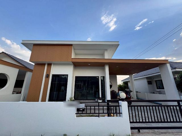 โซนสันทราย ขายเพียง 2.3 ล้าน บ้านชั้นเดียว #ขายต่ำกว่าราคาประเมิน ทำเลดี ใกล้เมือง ราคาคุ้ม อยู่เองก็ดี ปล่อยเช่าก็ปัง #น้ำไม่ท่วม รายละเอียดบ้านที่ดิน 47 ตารางวา3 ห้องนอน1 ห้องนั่งเล่น3 ห้องน้ำ1 ห้องครัวจอดรถได้ 2 คันของแถม / สิ่งอำนวยความสะดวกเครื่องปรับอากาศ 1 เครื่องเครื่องทำน้ำอุ่น 1 เครื่องผ้าม่านทั้งหลังมุ้งลวดพร้อมอยู่พิกัด : สันป่าเปา สันทราย เชียงใหม่เ