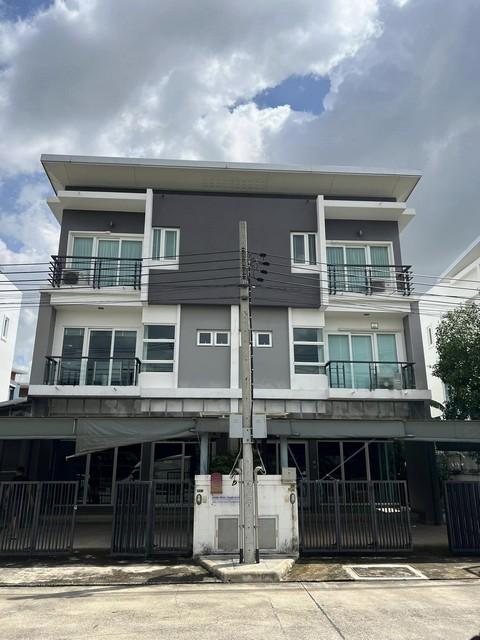 ให้เช่า - ขายโฮมออฟฟิศ 3 ชั้น 100 ตรว. 500 ตรม. หมู่บ้านชวนชื่นโมดัส วิภาวดี พร้อมโกดัง ติดริมถนนใหญ่วิภาวดี ใกล้สนามบินดอนเมืองติดต่อ:: ชยา โทร/ID Line:: 0942823961Link Line:: https://line.me/ti/p/3xFA1An8Kcรหัส# T26-741โฮมออฟฟิตบ้านแฝด 3 ชั้น ทำเลทอง หมู่บ้านชวนชื่นโมดัส วิภาวดี อยู่ติดริมถนนใหญ่วิภาวดีขาเข้าฝั่งเดียวกับเจ้เล้ง ดอนเมือง• ขนาด 100 ตรว.• พื้นที่ใช้สอย 500 ตรม.• 6 ห้องนอน• 8 ห้องน้ำ• ห้องทำงาน• แอร์ 9 ต