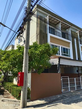 ให้เช่าทาวน์โฮม 3 ชั้น หมู่บ้าน นลินอเวนิว 2 รามคำแหง 144 ใกล้สถานีรถไฟฟ้าสายสีส้มติดต่อ : - คุณสราวุฒิ Tel. 0994108945Line : 0994108945ราคาเช่า 20,000 บาท/เดือน ( ล่วงหน้า 1 เดือน ประกัน 2 เดือน สัญญาขั้นต่ำ 2 ปี )เนื้อที่ 20 ตารางวา จำนวน ทาวน์โฮม 3 ชั้น3 ห้องนอน 4 ห้องน้ำ 4 แอร์ จอดรถ 2 คันใกล้มอร์เตอร์เวย์ ใกล้สนามบินสุวรรณภูมิสิ่งอำนวยความสะดวกบริษัทรักษาความปลอดภัยดูแลตลอด 24 ชม.ที่ตั้ง ซอยราม�