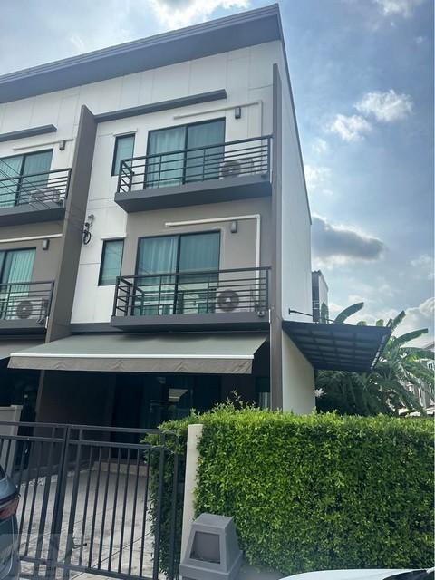 ให้เช่า - ขายทาวน์โฮม 3 ชั้นหลังมุม 38.50 ตรว. โครงการบ้านกลางเมือง ศรีนครินทร์ - อ่อนนุช ใกล้ซีคอนสแควร์ ใกล้รถไฟฟ้าสายสีเหลืองติดต่อ:: ชยา โทร/ID Line:: 0942823961Link Line:: https://line.me/ti/p/3xFA1An8Kcรหัส# T26-731ทาวน์โฮม 3 ชั้น โครงการบ้านกลางเมือง ศรีนครินทร์ - อ่อนนุช ซอยอ่อนนุช 70/1• เนื้อที่ 38.50 ตร.วา• พื้นที่ใช้สอย 141 ตร.ม.• 3 ห้องนอน• 3 ห้องน่ำ• 1 ห้องรับแขกห้องใหญ่• 2 ที่จอดรถเฟอร์นิเจอร์ในตัวบ้าน และนอกตั