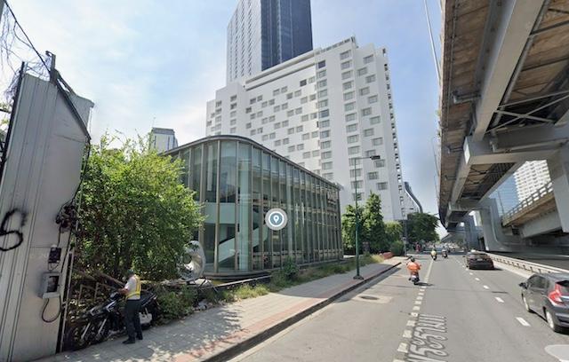ให้เช่าที่ดินติดถนนพระราม 4 พร้อมอาคาร KWG Living Gallery ใกล้ MRT สามย่าน เพียง 300 เมตร ทำเล CBD ใจกลางกรุงเทพติดต่อ Agent คุณบัว (Bua)Tel: 093-646-4597LINE ID: Bua093ราคาเช่า 350,000 บาท/เดือนสามารถเจรจาสัญญาเช่าระยะยาวได้รายละเอียดทรัพย์* ที่ดินขนาด 304 ตารางวา* พร้อมอาคาร KWG Living Gallery* พื้นที่ภายในอาคารประมาณ 689 ตารางเมตร* ติดถนนพระราม 4* เหมาะสำหรับธุรกิจ ร้านค้า โชว์รูม คาเฟ่ สำนักงาน หรือ Commercial Spaceจุดเด่น* ทำเลใจกล