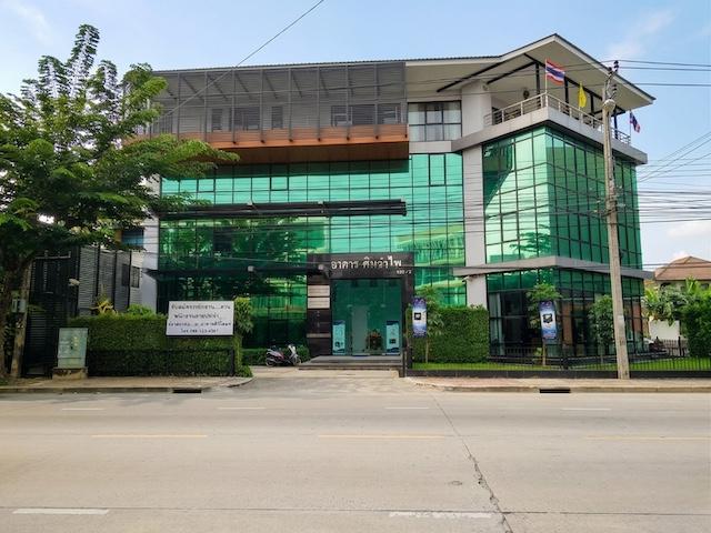 ขายหรือให้เช่า อาคารสำนักงาน 4 ชั้น พร้อมที่พักอาศัยและลิฟต์ส่วนตัว ทำเลถนนคู้บอน อาคารหัวมุม เหมาะสำหรับธุรกิจทุกประเภทติดต่อ Agent คุณบัว (Bua)Tel: 093-646-4597LINE ID: Bua093ราคาขาย 58 ล้านบาทราคาเช่า 300,000 บาท/เดือนรายละเอียดอาคาร* อาคารสำนักงาน 4 ชั้น พร้อมชั้นดาดฟ้า* อาคารหัวมุม ถนนคู้บอน 29* เนื้อที่ 185 ตารางวา* พื้นที่ใช้สอยประมาณ 1,700 ตารางเมตร* ชั้น 1–3 ใช้เป็นสำนักงาน หรือพื้นที่ธุรก�