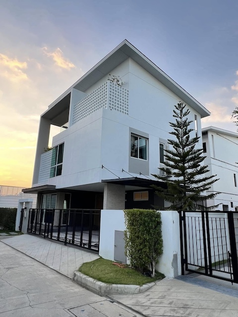 BH4128 ให้เช่าและขายบ้านหรู Nirvana ABSOLUTE Krungthep Kreetha กรุงเทพกรีฑา บ้านเดี่ยว Luxury พร้อมเฟอร์นิเจอร์ครบ พื้นที่ใช้สอย 329 ตร.ม.ติดต่อ Agent คุณบัว (Bua)Tel: 093-646-4597LINE ID: Bua093ค่าเช่า 190,000 บาท/เดือนราคาขาย 30 ล้านบาทรายละเอียดบ้าน* บ้านเดี่ยวหรู โครงการ Nirvana ABSOLUTE Krungthep Kreetha* เนื้อที่ดิน 85 ตารางวา* พื้นที่ใช้สอย 329 ตารางเมตร* 4 ห้องนอน* 5 ห้องน้ำ* 1 ห้องแม่บ้าน* 1 ห้องรับแขก* 1 ห้องทานอาหาร* 1 ห้องทำงาน* 1 ห้องพักผ่อน* 1 ห้องอเ