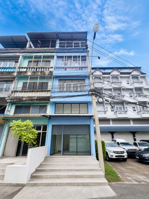 ใกล้ Heathfield Inter Sch. 3นอน 3น้ำ ดาดฟ้ามีหลังคา 13,999-14,999B-M เหมาะอยู่อาศัย โฮมออฟฟิศ ร้านค้า และปล่อยเช่า ทำเลศักยภาพ เดินทางสะดวก ใกล้โรงเรียนนานาชาติ ห้างสรรพสินค้า รถไฟฟ้า และสิ่งอำนวยความสะดวกครบครัน พื้นที่อาคารกว้าง 4 เมตร ลึก 12 เมตร ใช้งานได้เต็มพื้นที่near Heathfield Inter Sch. 3Beds 3Baths Orange Line MRT NomKlao 370m. Ramkhamhaeng 121-142 Jass 4.5Storey Commercial Building 13,999-14,999B-M  Rooftop with Roof Cover Suitable for Residence Home Office Business and Rental Investment Prime Location with Easy Access Near International Schools Shopping Malls Mass Trans