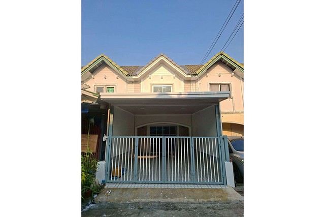  ราคา 1.59 ล้านเท่านั้น  ม.พฤกษา18/1 ทาว์นเฮ้าส์ 2 ชั้น 2 นอน 2 น้ำ 16 ตร.ว ซอย 4/3 บ้านเลขที่ 71/290 ????ถ.แก้วอินทร์ – บางใหญ่ อ.บางใหญ่ จ.นนทบุรี #บ้านดีพร้อมอยู่ บ้านหันหน้าทิศตะวันตกเฉียงเหนือ สถานที่ใกล้เคียง…– ตลาดบางใหญ่– เซ็นทรัลเวสเกต– โฮมโปร – อีเกีย– ตลาดนัดBB-มอเตอร์เวย์M81 ทำเลสะดวกสบายเข้าออกได้หลายเส้นทาง ที่สำคัญ ” ในซอยรถไม่ติด ”*ฟรีดาวน์ *ฟรีโอน *ดูเลทุกขั้นตอนจนจบ�