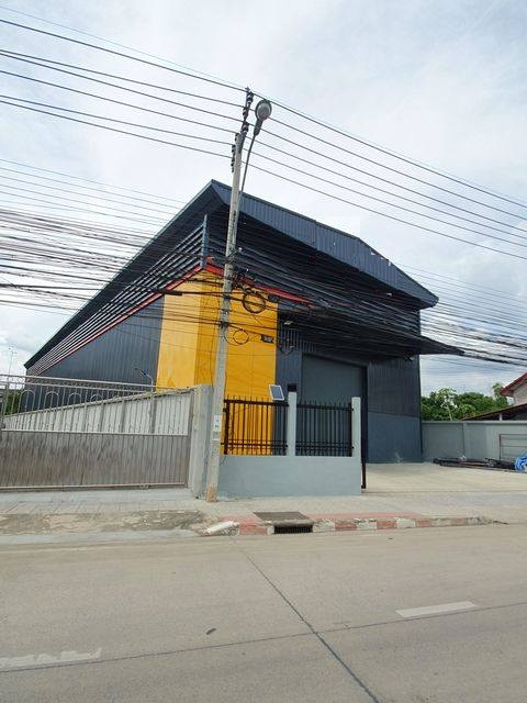 ให้เช่าโกดังพร้อมสำนักงาน 266 ตรว. 1,400 ตรม. ติดถนนใหญ่ ย่านวัชรพล รามอินทรา รถเทรนเลอร์และรถพ่วงเข้าได้ ใกล้ทางด่วน *** ราคาเช่า 230,000 บาท/เดือน ติดต่อ:: ชยา โทร/ID Line:: 0942823961   Link Line:: https://line.me/ti/p/3xFA1An8Kcรหัส# T26-152 โกดังสำนักงาน ย่านถนนรามอินทรา ติดทางด่วน - เนื้อที่ดิน 266 ตร.ว.- พื้นที่ขนาดประมาณ  1,288 - 1,400 ตร.ม.- ออกแบบเป็นโกดัง สำนักงาน คลังสินค้า ชั้นครึ่ง- ติดถนนใหญ่ 6 เลน รถเทรนเลอร์และรถพ่วงเข�