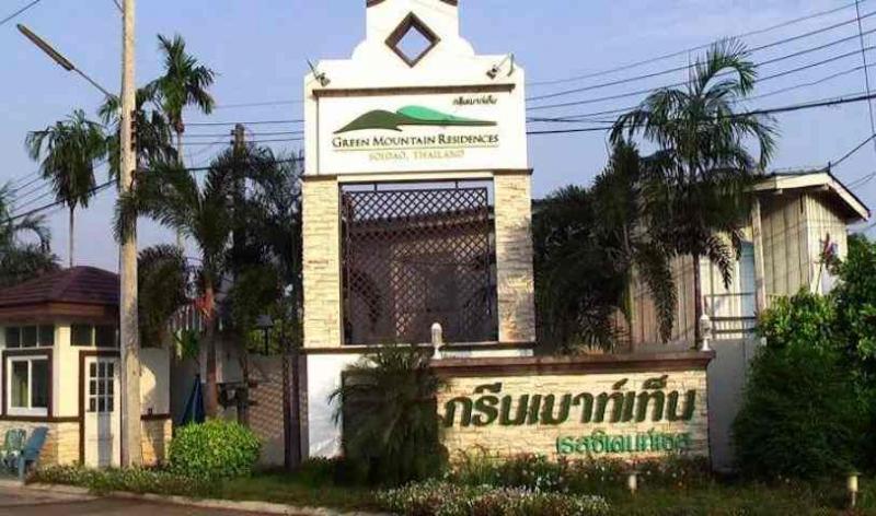 ขายบ้านเดี่ยว 2 ชั้น หมู่บ้านสอยดาวกรีนเมาท์เท็น เรสซิเดนส์เซส อำเภอสอยดาว จังหวัดจันทบุรีที่ตั้ง : ถนนจันทบุรี-สระแก้ว (ทล.317) ตำบลทรายขาว อำเภอสอยดาว จังหวัดจันทบุรี 22180ขนาดพื้นที่ : 175 ตารางวารายละเอียดบ้านเดี่ยว 2 ชั้น ปีที่สร้างเสร็จ 2013 (2556)-5 ห้องนอน-4 ห้องน้ำ-ห้องรับแขก-ห้องเก็บของใต้บันได-ที่จอดรถแบบมีหลังคา จอดได้ 2 คัน และแบบไม่มีหลังคาอีก 2 คัน-ห้องโถงชั้นล�