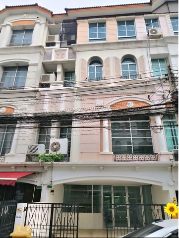 เช่าโฮมออฟฟิศ4ชั้น เลียบทางด่วนเอกมัย-รามอินทรา แยกประชาอุทิศ 34ตรว.•พื้นที่ใช้สอย234ตรม.•3ห้องโถงใหญ่ 4ห้องน้ำชั้น4  นอนได้2ห้อง  (ห้องครัวบิ้วท์อินชั้น3)•พร้อมเฟอร์นิเจอร์ •แอร์จำนวน5เครื่อง เครื่องซักผ้า, ตู้เย็น  จอดรถในบ้าน2คัน นอกบ้านอีก1คัน( หน้าบ้านกว้าง6เมตร) อยู่ ถ.เลียบทางด่วนเอกมัย-รามอินทรา  จากแยกประชาอุทิศ เพียง800เมตร สามารถเข้าออกได้ทั้ง ถ.เลียบทาง�