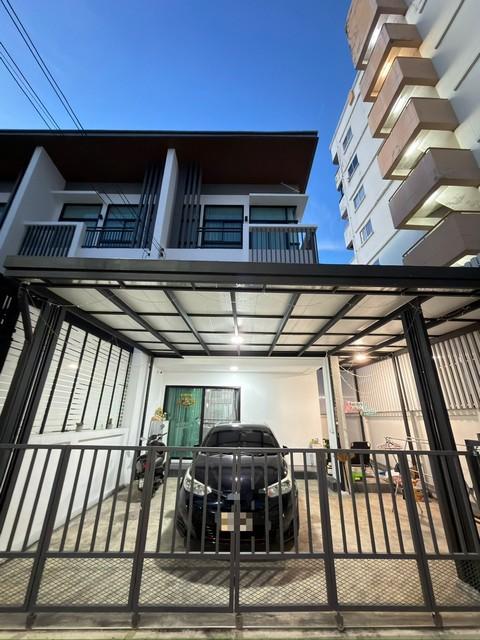 ให้เช่าทาวน์โฮม3ชั้น207ตร.มโครงการCozyโชคชัย4ซอย30ถนนโชคชัย4เขตลาดพร้าวพร้อมเฟอร์นิเจอร์ราคาเช่า 42,000 บาท / เดือนที่ตั้ง ถนนโชคชัย 4 ซอย 30 แขวงลาดพร้าว เขตลาดพร้าว กรุงเทพมหานคร 10230ติดต่อ : คุณภัสพงณ์ 0634098164Line : deedee23https://www.facebook.com/profile.php?id=61581484955548พื้นที่ใช้สอย 207 ตารางเมตร จำนวน 3 ชั้น 3 ห้องนอน 3 ห้องน้ำมี 1 ห้องครัวเล็ก 1 ห้องครัวใหญ่ โรงจอดรถพร้อมหลังคา มีพื้นที่ด้านข้างบ้านบ้านสภาพใหม�