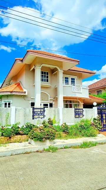 บ้านเดี่ยวขนาดใหญ่ 2 ชั้น 3 นอน 2 น้ำ  80 ตร.ว. 280 ตร.ม. 25,998B-M.ทำเลหลักหก และเมืองเอก วิสต้า กอล์ฟ คอร์ส ม.เมืองเอก หน้าม.รังสิต 300ม. พร้อมเฟอร์ฯ และเครื่องใช้ไฟฟ้าครบ เหมาะสำหรับอยู่อาศัย ในบรรยากาศเงียบสงบ และเป็นส่วนตัว ใกล้ตลาดสัมมากรเมืองเอก 1 กม.สถานศึกษา โรงพยาบาล และรถไฟฟ้าสายสีแดง สามารถเดินทางเข้า-ออกได้หลายเส้นทาง รังสิต ดอนเมืองMuangEk Vista Golf Course 900 m. Large 2-story house 3bed 80sq.wa.MuangEk Village 