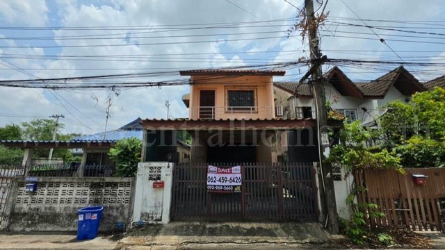 รหัสทรัพย์ : N1187บ้านเดี่ยว 2 ชั้น พื้นที่ 32 ตารางวา สุขุมวิท 77 (อ่อนนุช 66) พร้อมอยู่ ทำเลดี ราคาถูกที่ตั้ง : ถนนสุขุมวิท 77 แขวงประเวศ เขตประเวศ กรุงเทพมหานคร 10250รายละเอียดทรัพย์- บ้านเดี่ยว 2 ชั้น เนื้อที่ดิน 32 ตารางวา พื้นที่ใช้สอย 165 ตารางเมตร- 2 ห้องนอน, 2 ห้องน้ำ, 1 ห้องรับแขก, 1 ห้องนั่งเล่น, 1 ครัวนอกต่อเติมครบ, 1 ที่จอดรถ- แอร์ 3 เครื่อง, ปั๊มน้ำ+แท้งก์น้ำ- เฟอร์นิเจอร์บิวต์อิ