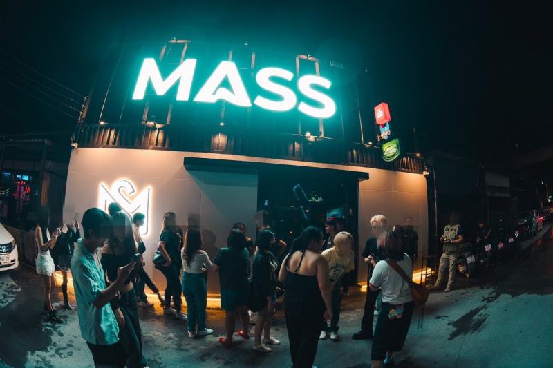 นัดดูสถานที่ / สอบถามเพิ่มเติมโทร : 062-829-2615 (นิว)Line : Newnnn22เซ้ง บาร์-ร้านเหล้า   ทำเลโคตรดี   #ลาดกระบัง13/1  #ในตลาดต้นไทร   #ใกล้มหาวิทยาลัย  กลุ่มลูกค้าแน่น โดยเฉพาะวัยรุ่น/นักศึกษา- มีที่จอดรถจำนวนมาก หน้าร้านสะดวกมาก- มีช่อง TikTok #หลักแสน สานต่อการตลาดได้เลย - ทำเลเดินทางง่าย คนพลุกพล่านทั้งกลางวันและกลางคืน- ระบบพร้อม เปิดร้านต่อได้ทันที หิ้วกระเป๋ามาเริ่มได้เลย- มีสัญญ
