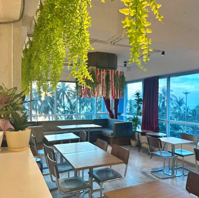 สนใจสอบถามรายละเอียด #นัดดูร้านโทร 084-583-9135Line = nu.rut35เซ้งด่วนน  300,000 บ  #ปรับปรุงใหม่ไป7เเสน  #บางแสน  #วิวทะเล #หาดวอน- เซ้งพร้อมใบอนถญาติ เเละใบประกอบธุระกิจขายสุรา  - ใกล้วงเวียนบางแสน  บรรยากาศดี นักท่องเที่ยวเยอะ - มีลานจอดรถ และที่จอดเจ้าของด้านหน้า 2 คัน- ระบบครัว + ลิฟต์ส่งอาหาร สะดวกมาก #เหมาะสำหรับทำ....- ร้านเหล้า / บาร์นั่งชิลล์- ร้านดนตรีสด- ร้านอาหาร / ซีฟู้ด- คาเฟ่กล�
