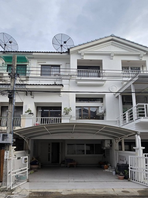 ให้เช่าทาวน์โฮม 3 ชั้นครึ่ง บ้านกลางเมือง 2 เหม่งจ๋าย ซอยสหการประมูล ตกแต่งใหม่ เฟอร์ครบ **** ราคาเช่า 40,000 บาท/เดือน ติดต่อ::  ชยา โทร/ID Line:: 0942823961   Link Line:: https://line.me/ti/p/3xFA1An8Kcรหัส# T26-749ทาวน์โฮม 3 ชั้นครึ่ง บ้านกลางเมือง 2 เหม่งจ๋าย ตกแต่งใหม่ เฟอร์ครบ  • เนื้อที่ 21 ตรว.  • 3 ห้องนอน มีห้องน้ำในตัวทุกห้อง• 4 ห้องน้ำ• จอดรถในบ้าน 1 คัน• พื้นไวนิล ปูใหม่ทั้งหลัง• แอร์ 4 ตัวสถานที่ใกล้เคียง: • รร.นา�