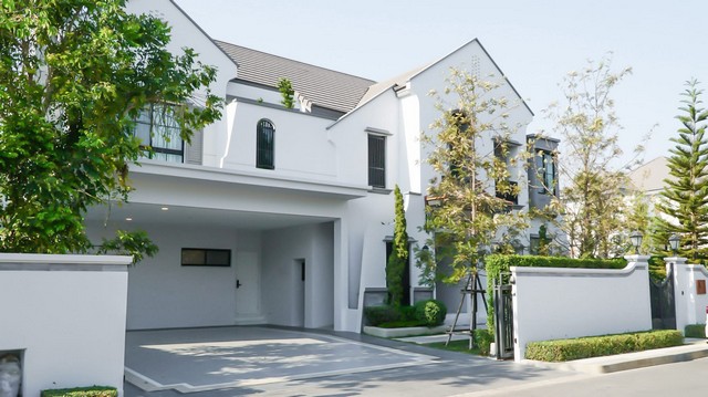 LV53522 ให้เช่า บ้านเดี่ยว นันทวัน พระราม 9 – กรุงเทพกรีฑาตัดใหม่ บ้านสไตล์ฝรั่งเศสผสมผสานใกล้โรงเรียนนานาชาติชั้นนำราคาเช่า : 330,000 บาท/เดือน (สัญญาเช่าขั้นต่ำ 1 ปี)ที่ตั้ง : ถนนกรุงเทพกรีฑาตัดใหม่ ซอยกาญจนาภิเษก 12 แขวงสะพานสูง เขตสะพานสูง กทม. 10240ชื่อโครงการ : นันทวัน พระราม 9 - กรุงเทพกรีฑาตัดใหม่ Nantawan Rama 9 - New Krungthepkreethaรายละเอียด :- เนื้อที่ 123 ตารางวา- พื้นที่ใช้สอย 378 ตารางเมตร- 4 �