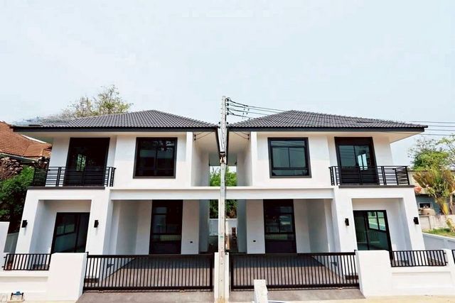 ให้เช่า 30,000 บาท/เดือน ขาย 3.89 ล้าน #โซนหางดง บ้านแฝด 2 ชั้น มี 2 หลัง #สไตล์คอนเทมเพอรารี่–โมเดิร์น #ใกล้กาดฝรั่ง #น้ำไม่ท่วม #บ้านพร้อมอยู่ เหมาะทั้งอยู่อาศัย และลงทุน (บ้านว่าง 15 มิ.ย. 69)เนื้อที่เริ่มต้น 36 และ 39 ตร.ว.พื้นที่ใช้สอย 152 ตร.ม.3 ห้องนอน | 3 ห้องน้ำ1 ห้องครัว2 ที่จอดรถวัสดุก่อสร้างคุณภาพ + สุขภัณฑ์ Cotto✔️ของแถมจัดเต็ม!!ประตูรั้วรีโมทโรงจอดรถพื้นทรายล้างระบบกันปลวกทั�