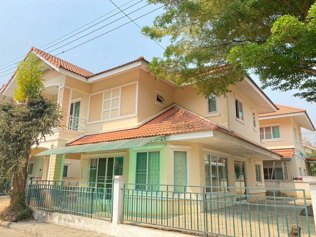 บ้านเดี่ยวให้เช่า ทำเลใกล้แยกพรอมเมนาด้า เชียงใหม่เหมาะสำหรับครอบครัวที่ต้องการบ้านพื้นที่กว้าง เดินทางสะดวก ใกล้โรงเรียนนานาชาติและตัวเมือง ทำเล: โครงการใกล้แยกพรอมเมนาด้า เชียงใหม่ ค่าเช่า: 18,000 บาท/เดือนรายละเอียดบ้าน4 ห้องนอน3 ห้องน้ำที่ดิน 65 ตารางวาพื้นที่ใช้สอย 210 ตารางเมตรบ้านกว้าง ฟังก์ชันครบ เหมาะสำหรับครอบครัวสถานที่ใกล้เคียงใกล้ Unity Concord International Scho