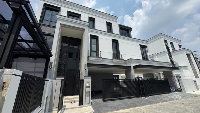 LV53520 ให้เช่า บ้านเดี่ยว Malton Gates กรุงเทพกรีฑา ระดับ Luxury Wellness Residence บนถนนศรีนครินทร์-ร่มเกล้า (ถนนกรุงเทพกรีฑาตัดใหม่)ราคาเช่า : 330,000 บาท (สัญญา 1 ปี)ที่ตั้ง :  ถนนศรีนครินทร์-ร่มเกล้า (ถนนกรุงเทพกรีฑาตัดใหม่) แขวงทับช้าง เขตสะพานสูง กทม.ชื่อโครงการ : มอลตัน เกทส์ กรุงเทพกรีฑา Malton Gates Krungthep Kreethaรายละเอียด :- พื้นที่ 570 ตร.ม. - บ้าน size L - 5 ห้องนอน - 6 ห้องน้ำ- 2 ห้อง แม่บ้าน- ครัว pantry - ครัว ไทย - พรัอม สร�