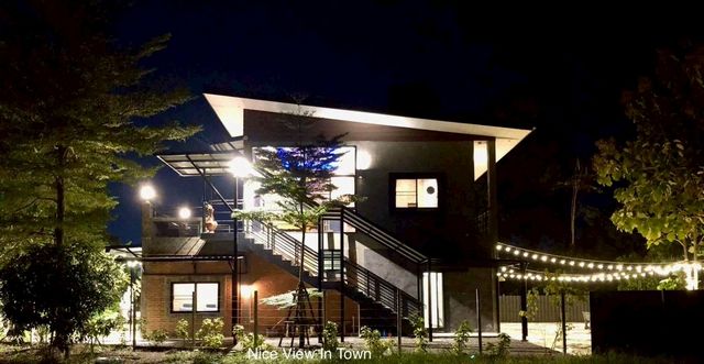 บ้านพักตากอากาศให้เช่า 59,000 บาท/เดือน #รอยัลวิว #หางดง ตรงข้าม #กาดฝรั่ง #สไตล์ลอฟ์ท บ้านสร้างตามหลักฮวงจุ้ยที่ดีที่สุด ค่อนข้างเงียบ และเป็นส่วนตัว เหมาะสําหรับการใช้ชีวิตอย่างสงบ #น้ำไม่ท่วม (บ้านพร้อมเข้าอยู่ 1 พ.ค. 2569 เป็นต้นไป)เนื้อที่ 202 ตรว.พื้นที่ใช้สอย 300 ตรม.พื้นที่สวน+Backyard BBQ 350 ตารางเมตร++3 ห้องนอน 3 ห้องน้ำสระว่ายน้ำส่วนตัว ขนาด 3.75x2.25 ม.1 ระเบียงใหญ่หน้าบ้าน เพดา
