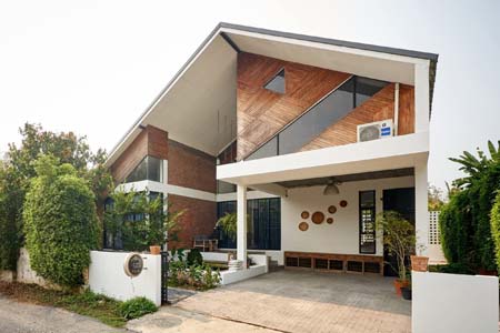 ขาย  !!!! บ้านสวย สไตล์ Modern Loft  บริเวณถนนสันกำแพงสายเก่า ใกล้ร้านกาแฟหมาใจดำ และสวนน้ำทูปเทรคพิกัด ต.ต้นเปา อ.สันกำแพง จ.เชียงใหม่บ้านเดี่ยวสองชั้น  นอกโครงการ   Double Space  โล่งโปร่งสบาย อยู่บ้าน เหมือนอยู่ร้านกาแฟ 3 ห้องนอน  , 3 ห้องน้ำ  1ห้องรับแขก  1 ห้องครัวใหญ่ กับที่ดินเนื้อที่  91 ตรว.  พื้นที่ใช้สอย   210 ตรม. ตัวบ้านอย่างกว้าง ขายในราคา 4.9 ล้านบาท!!!!! ค่าโอนคนละครึ่งขายพร้อม ส�
