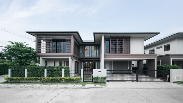 LVPP53511 ขาย บ้านเดี่ยว บุราสิริ กรุงเทพกรีฑา Burasiri Krungthepkreetha บ้านใหม่ พร้อมเข้าอยู่ ติดกับโรงเรียนนานาชาติ Brightonราคาขาย :  40 ล้านบาท (รวมค่าธรรมเนียมทั้งหมด)  ที่ตั้ง : ซอยประชาร่วมใจ(ซ.กรุงเทพกรีฑา 15/1) ถ.ศรีนครินทร์-ร่มเกล้า แขวงหัวหมาก เขตบางกะปิ กทม. 10240ชื่อโครงการ : บุราสิริ กรุงเทพกรีฑา / Burasiri Krungthepkreethaรายละเอียด : - พื้นที่ 300 ตร.ม. - ขนาด 79.20 ตร.ฟุต- 4 ห้องนอน - 5 ห้องน้ำ - 1 ห้องแม่บ้าน - ที่จอ�