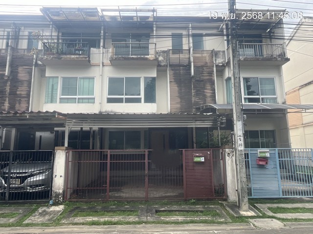  ขาย บ้านเดี่ยว/ทาวน์เฮ้าส์/คอนโด โครงการ โครงการ บ้านใหม่พระราม 2ถนนอนามัยงามเจริญ (ซอย 14) ตำบล ท่าข้าม อำเภอ บางขุนเทียน จังหวัด กรุงเทพมหานคร  ราคา    3,250,000   บาท  (ราคาต่อรองได้)  รายละเอียดทรัพย์ -  เนื้อที่ 21.9 ตรว.  พื้นที่ใช้สอย 172 ตรม. -  3 ห้องนอน 3 ห้องน้ำ  -  1 ที่จอดรถ  -  บ้านหันไปทางทิศ ใต้  พิกัดทรัพย์ : https://maps.app.goo.gl/bEetg2qkcE16LmuL6  สถานที่ใกล้เคียง   -เซ็นทรัล พระราม 2 -ตลาดนัดกรีนเดย์ไน�