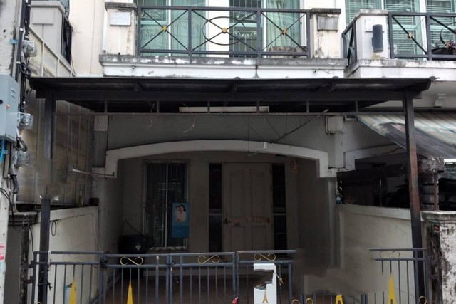  ขาย บ้านเดี่ยว/ทาวน์เฮ้าส์/คอนโด โครงการ บ้านกลางเมือง THE PARIS พระราม 9 บางกะปิซอยกรุงเทพกรีฑา 7 แขวง หัวหมาก เขต บางกะปิ จังหวัด กรุงเทพมหานคร  ราคา    3,550,000   บาท  (ราคาต่อรองได้)  รายละเอียดทรัพย์ -  เนื้อที่ 16.00 ตารางวา  พื้นที่ใช้สอย 131 ตรม. -  3 ห้องนอน 4 ห้องน้ำ  -  1 ที่จอดรถ  -  บ้านหันไปทางทิศ ตะวันออกเฉียงใต้   พิกัดทรัพย์ :  https://maps.app.goo.gl/AmrpdTE9oQnfsCtR7  สถานที่ใกล้เคียง   - ตลาดเดินเล่นกรุงเท�