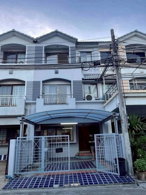 ให้เช่า-ขายทาวน์โฮม 3 ชั้นหน้าสวน​ 3 ห้องนอน บ้านกลางเมือง ซอยพระราม9 ซอย 43 ใกล้ The Nine พระราม9 **จดทะเบียนได้ติดต่อ:: ชยา โทร/ID Line:: 0942823961Link Line:: https://line.me/ti/p/3xFA1An8Kcรหัส# T26-743ทาวน์โฮม 3 ชั้น โครงการบ้านกลางเมือง ซอยพระรามเก้า 43 ใกล้ The Nine พระราม9• เนื้อที่ 20 ต.ร.วา• พื้นที่ใช้สอย 150 ต.ร.ม.• 3 ห้องนอน• 3 ห้องน้ำ• ห้องนั่งเล่น, ห้องครัว• จอดรถ 2 คัน*** จดทะเบียน Office ได้ทำเลดี ใจกลางเมือง ใกล้ห้าง The Nine พระรา�