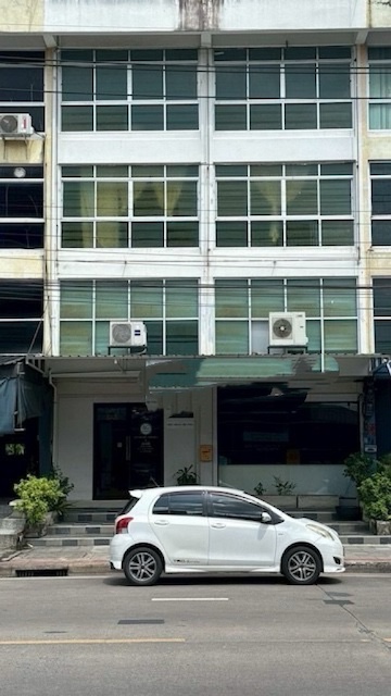 BH4119 ให้เช่าและขายอาคารพาณิชย์ 4 ชั้น ติดถนนคู้บอน รามอินทรา พื้นที่ใช้สอย 560 ตร.ม. ทำเลค้าขาย คนสัญจรจำนวนมาก เหมาะสำหรับธุรกิจทุกประเภทติดต่อ Agent คุณบัว (Bua)Tel: 093-646-4597LINE ID: Bua093ราคาขาย 15 ล้านบาทราคาเช่า 35,000 บาท/เดือนรายละเอียดทรัพย์* อาคารพาณิชย์ 4 ชั้น พร้อมดาดฟ้า* เนื้อที่ 35 ตารางวา* พื้นที่ใช้สอยประมาณ 560 ตารางเมตร* ชั้น 1–4 ใช้เป็นสำนักงานหรือพื้นที่ธุรกิจ* ชั้นดาดฟ้าต่อเต�