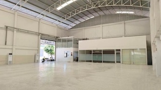 BST1239 ให้เช่าโกดัง โรงงาน พร้อมออฟฟิศ แพรกษา สมุทรปราการ พื้นที่ใช้สอยรวม 1,368 ตร.ม. พื้นที่สีม่วง ขอใบ รง.4 ได้ ใกล้ BTS แพรกษาติดต่อ Agent คุณบัว (Bua)Tel: 093-646-4597LINE ID: Bua093ราคาเช่า 155,000 บาท/เดือนรายละเอียดทรัพย์* พื้นที่ใช้สอยรวม 1,368 ตารางเมตร* พื้นรับน้ำหนัก 800 ตารางเมตร* รองรับน้ำหนัก 2.5 ตัน/ตร.ม.* ความสูงอาคาร 8–12 เมตร* โกดังโปร่ง โล่ง ระบายอากาศดี* รองรับระบบไฟฟ้า 3 เฟส* มีออฟฟิศภายในตัวอาคา