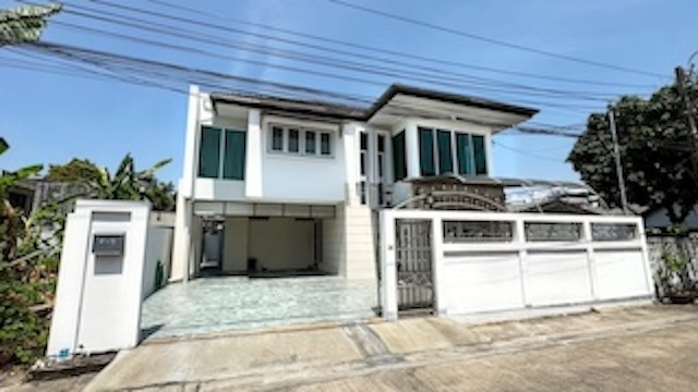 BH4116 ให้เช่าบ้านเดี่ยว 2 ชั้น พัฒนาการ 50 ศรีนครินทร์ หมู่บ้านเคหะนคร 3 บ้านรีโนเวทใหม่ พร้อมอยู่ ใกล้รถไฟฟ้าสายสีเหลือง เหมาะสำหรับอยู่อาศัยและจดบริษัทติดต่อ Agent คุณบัว (Bua)Tel: 093-646-4597LINE ID: Bua093ราคาเช่า 45,000 บาท/เดือนรายละเอียดบ้าน* บ้านเดี่ยว 2 ชั้น* เนื้อที่ 54 ตารางวา* พื้นที่ใช้สอย 185 ตารางเมตร* 4 ห้องนอน* 3 ห้องน้ำ* จอดรถได้สูงสุด 6 คัน* แอร์ 6 เครื่อง* เฟอร์นิเจอร์ Built-in และลอยตัว* บ้า�