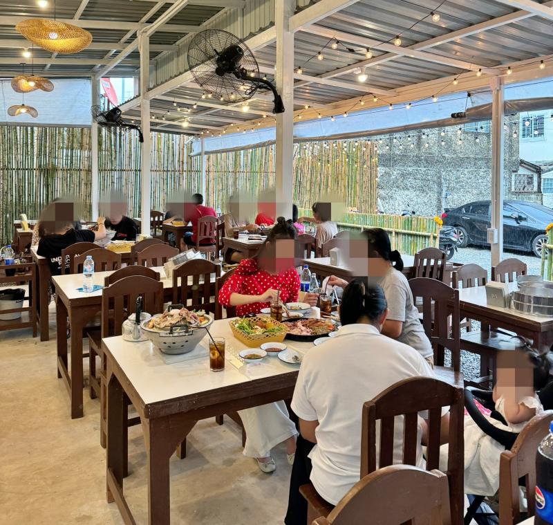 สนใจติดต่อโทร 083-090-4266 Line = Add เบอร์โทรเซ้งด่วน 390,000 บ  ร้านหมูกระทะ   #ชื่อดัง #ซอยเรวดี60 #นนทบุรี   #ใกล้เซ็นทรัล- รายได้เฉลี่ย (POS)  250,000-300,000 /เดือน- ติดถนนใหญ่ รถผ่านตลอดวัน- หมู่บ้านในซอยจำนวนมาก ลูกค้าประจำเพียบ- พร้อมพนักงานร้าน เด็กเสริฟ แม่ครัว รวม 5 คน เป็นงานทุกคน #รีวิวจริงจากลูกค้า 4.9 ดาว (FB/IG/TIKTOK ) - มีที่จอดรถ เดินทางสะดวก ติด7-11 และ CJ -  อุปกรณ์ครบ เตา ตู้แช่ โต้ะ เก้าอี้สนาม เป�