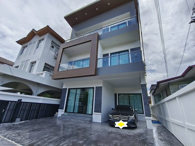 ขายเช่าบ้านเดี่ยว 3 ชั้น สร้างใหม่ 330 ตรม. 4 ห้องนอน สุขุมวิท 65 เอกมัย ใกล้ BTS เอกมัย **** ราคาขาย 40 ล้านบาท รวมโอน **** ราคาเช่า 200,000 บาท/เดือน  ติดต่อ::  ชยา โทร/ID Line:: 0942823961   Link Line:: https://line.me/ti/p/3xFA1An8Kcรหัส# T26-753บ้านเดี่ยว 3 ชั้นสร้างใหม่ สุขุมวิท 65 เอกมัย ใกล้ BTS เอกมัย • เนื้อที่ 50 ตรว. • พื้นที่ใช้สอย 330 ตรม. • 4 ห้องนอน • 5 ห้องน้ำ • 1 ห้องรับแขก, 1 ห้องโถงใหญ่, 2 ห้องนั่งเล่น, 1 ห้องครัว,  • จอดรถได้ 2 คัน• เฟอร์�