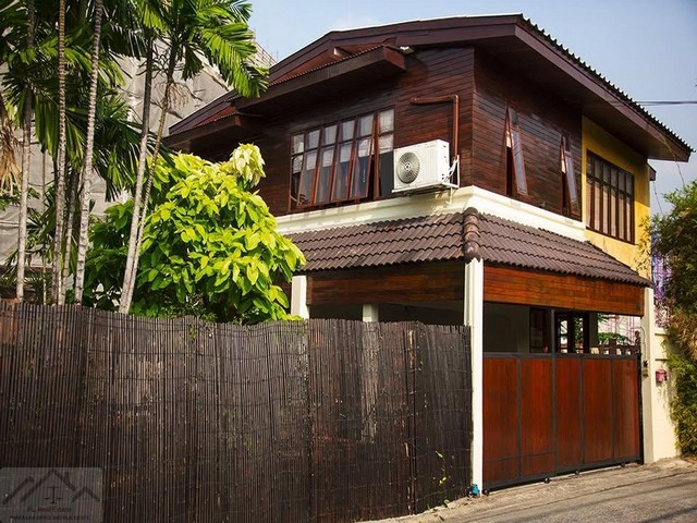 ขายที่ดิน 129 ตรว. พร้อมบ้านเดี่ยวไม้สัก ซอยอินทามระ 40 ใจกลาง อินทามระ รัชดา17 ใกล้มหาวิทยาลัยหอการค้าไทย*** ราคาขาย 39 ล้านบาท ( กรณีขายแยก ที่ดิน 52 ตรว. / ราคา 16.8 ล้านบาท ) ติดต่อ: ชยา โทร/ID Line:: 0942823961   Link Line:: https://line.me/ti/p/3xFA1An8Kcรหัส# PR441 ที่ดินพร้อมบ้านเดี่ยวไม้สัก ไม้เนื้อแดง อินทามระ 40 ทำเลใจกลาง อินทามระ รัชดา 17• ที่ดินขนาดใหญ่ 129 ตร.ว.• พื้นที่ใช้สอย 160 ตรม.• 3 ห้องนอน• 1 ห้องทำงาน• 3 ห้องน้ำ• 