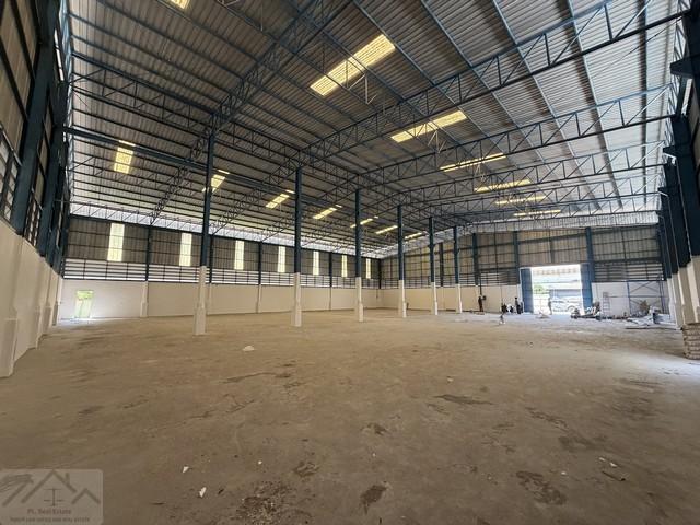 ให้เช่าโรงงานผังสีม่วง Stand Alone 1,000 ตร.ม. ปรับปรุงใหม่ บนถนนเทพารักษ์ สมุทรปราการ ใกล้นิคมอุตสาหกรรมบางพลีติดต่อ:: ชยา โทร/ID Line:: 0942823961Link Line:: https://line.me/ti/p/3xFA1An8Kcรหัส# T26-751โรงงานหลังเดี่ยวปรับปรุงใหม่ ขนาด 1,000 ตร.ม. ให้เช่า บนถนนเทพารักษ์ สมุทรปราการ• ผังเมือง: สีม่วง (อุตสาหกรรม)• ขนาดที่ดิน: 1.5 ไร่ (2,400 ตร.ม.)• พื้นที่โรงงาน: 1,050 ตร.ม.• พื้นที่สำนักงาน: 60 ตร.ม.• ความสูงใต้คาน: 9 เมตร• รับน้ำหนักพื�