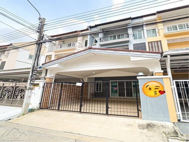 ให้เช่าทาวโฮม 3 ชั้น 4 ห้องนอน หมู่บ้านธนาภิรมย์ ศรีนครินทร์-วงแหวน ใกล้โลตัส ศรีนครินทร์ติดต่อ:: ชยา โทร/ID Line:: 0942823961Link Line:: https://line.me/ti/p/3xFA1An8Kcรหัส# T26-752ทาวโฮม 3 ชั้น หมู่บ้านธนาภิรมย์ (ศรีนครินทร์-วงแหวน)• พื้นที่ใช้สอย 205 ตารางเมตร• 4 ห้องนอน ห้องน้ำในตัวทุกห้อง• 5 ห้องน้ำ• หน้าบ้านกว้าง 6 เมตร• ต่อเติมหลังคาจอดรถไว้แล้ว• จอดรถในบ้านได้ 2 คัน• มีเฟอร์นิเจอร์ให้ ทุก ห้องนอน• ครัวฝ�
