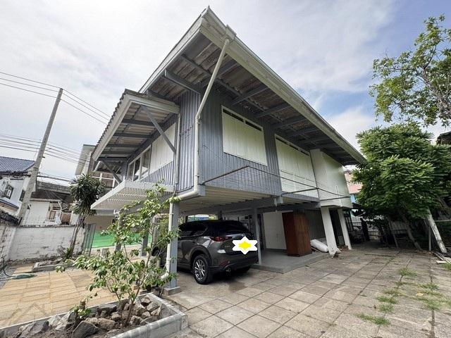 ให้เช่าบ้านเดี่ยวยกพื้นสูง 3 ห้องนอน ซอยศาสนา 2 ย่านอารีย์ ถนนพระราม 6 บรรยากาศร่มรื่น เงียบสงบ ใกล้กระทรวงการคลังติดต่อ:: ชยา โทร/ID Line:: 0942823961Link Line:: https://line.me/ti/p/3xFA1An8Kcรหัส # T26-755• บ้านเดี่ยวยกพื้นสูง ซอยศาสนา 2 ถนนพระราม 6 ใกล้กระทรวงการคลัง• บรรยากาศร่มรื่น เงียบสงบ ทำเลใจกลางเมือง เดินทางสะดวก ใกล้ถนนพระราม 6 และทางด่วน• เหมาะสำหรับอยู่อาศัย, โฮมออฟฟิศ หรือพักอาศัยสำหรับคร�