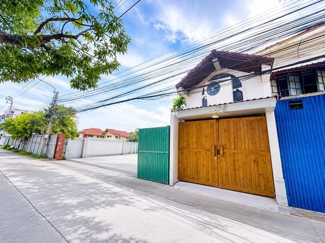 ถนนสุขุมวิท 62-68   บ้าน 2ชั้น AIRBNB โฮมออฟฟิศ 7นอน 29,999 B-M 4น้ำ ใกล้ BTS อุดมสุข 390 ม. พื้นที่ 56 ตร.ว. 300ตรม.  ใช้สอยกว่า 3 ชั้น เหมาะทำโฮสเทลหรือสำนักงานSukhumvit 62-68 Two-story house Airbnb home office. 7Bed 29,999 B-M 4Bath Home Office near BTS Udomsuk 390m.  Land size 56sq.w. 3Storeys usable space Ideal for hostel or officeถนนสุขุมวิท 62-68 แขวงบางนา เขตบางนา กรุงเทพมหานครSukhumvit 62-68 Road BangNa Subdistrict BangNa District Bangkok.ขนาดที่ดิน 56 ตร.ว. พื้นที่ใช้สอย 3 ชั้นLand size 56 sq.w. with 3 floors usable spaceรายละเอียดอาคารอาคาร 3 ชั้น พร้อมดาดฟ้า7 ห้อง�
